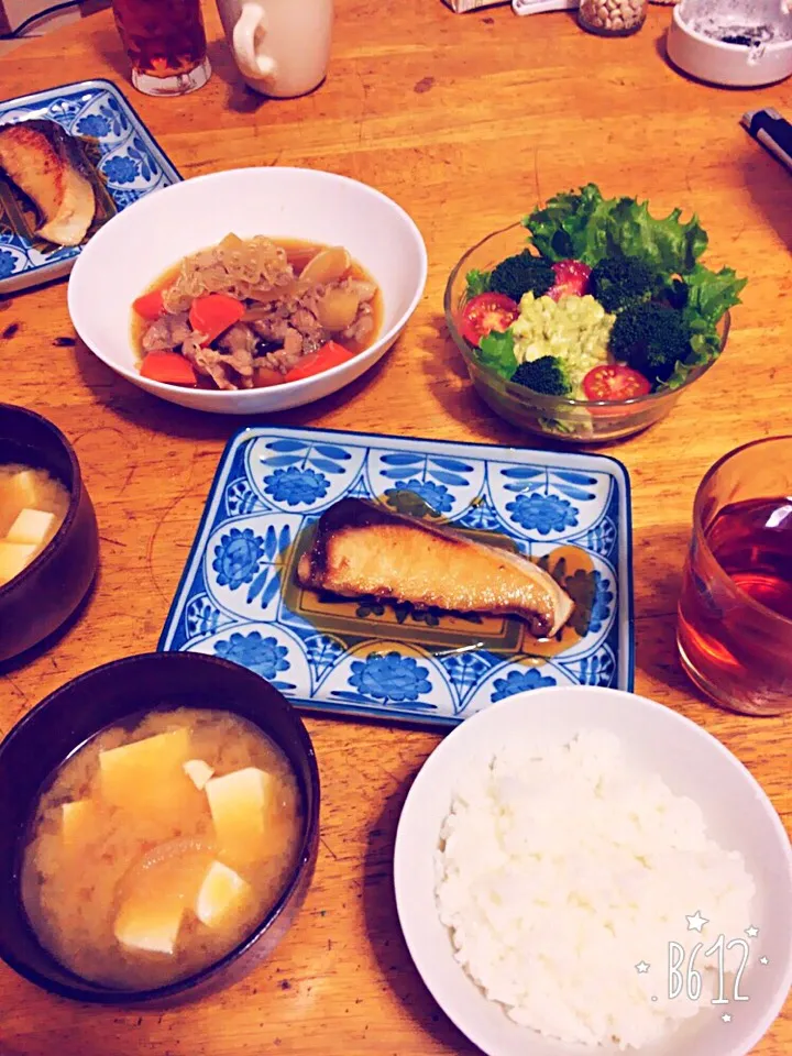 Snapdishの料理写真:肉じゃが、ブリの照り焼き|あーさんさん