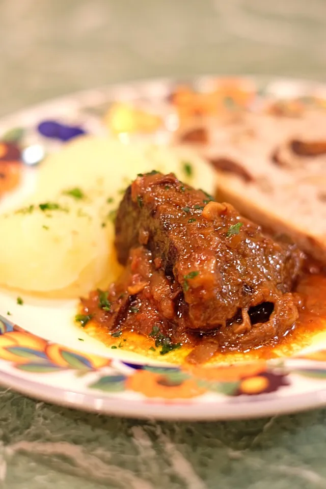 牛すね肉の赤ワイン煮|かつこさん