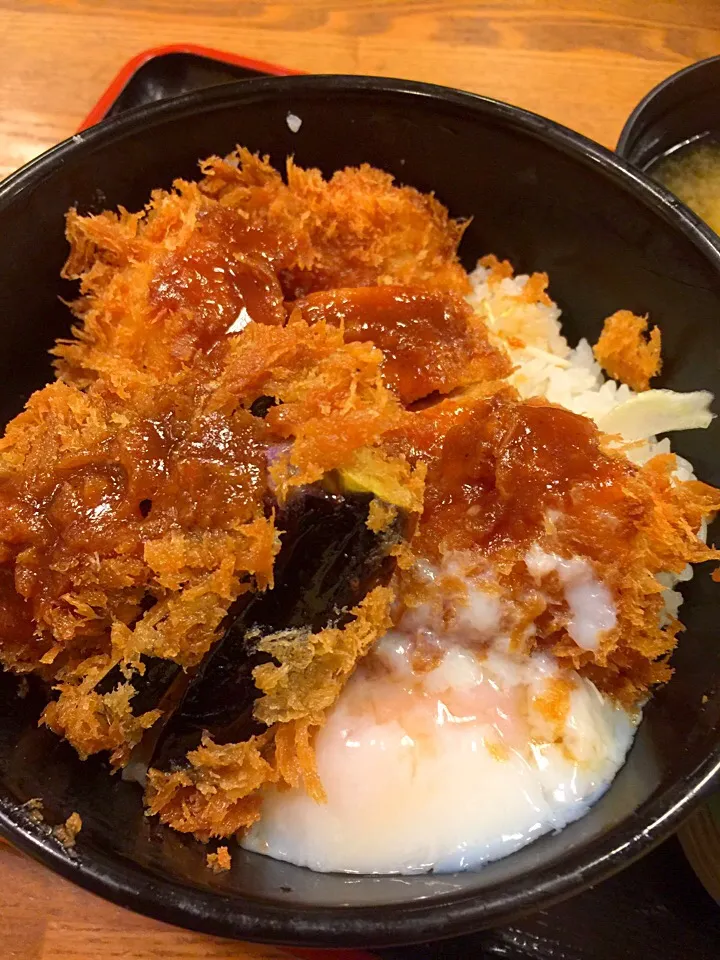 安いのに、ホント美味い‼️
チキン亭の『ささみソースかつ丼』🐓
温泉卵と茄子のフライものって、480円也‼️|ま〜てぃんさん