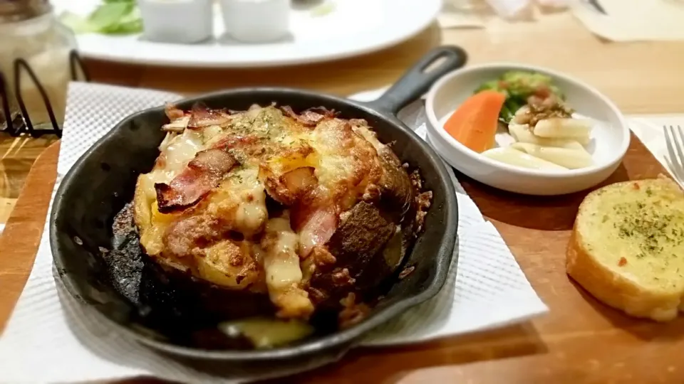 Snapdishの料理写真:potato gratin with nopolia chicken&mushroom|Eric  Huangさん