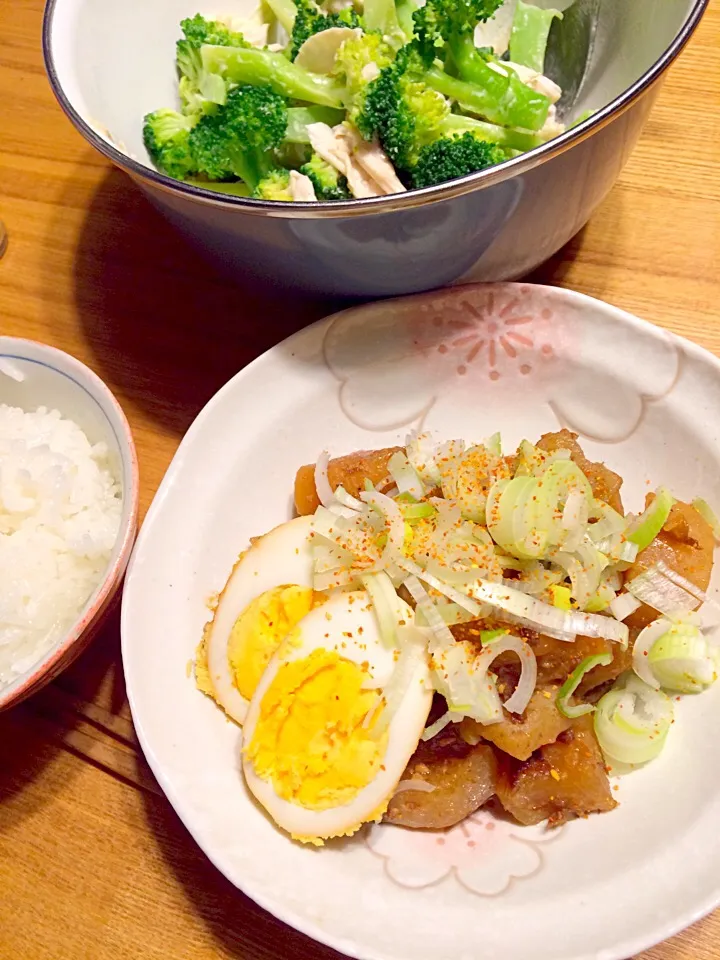 Snapdishの料理写真:ぼっかけ&煮卵定食♪
ブロッコリーとささみの胡麻マヨサラダと共に。|pigmegさん