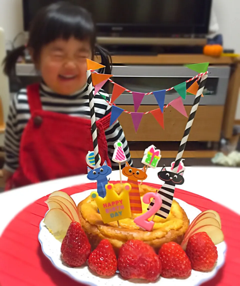 Snapdishの料理写真:娘の2歳のお誕生日チーズケーキ🎂|moyukitaさん