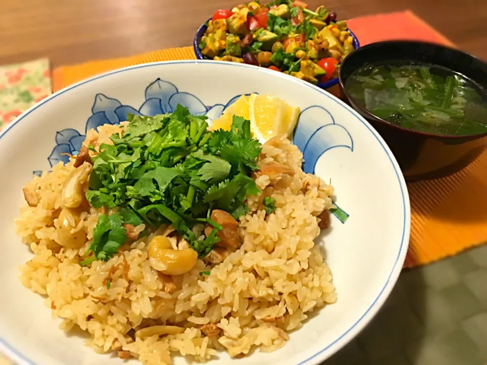 Snapdishの料理写真:Chicken Rice, Avocado & Bean Salad, Seaweed Soup|Junya Tanakaさん