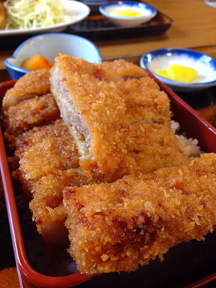 天吉食堂のはみ出るカツ重|R_ITOさん