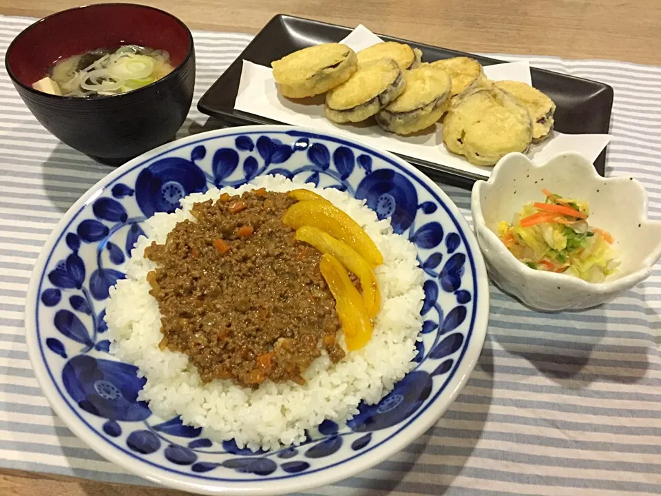 ドライカレー・さつまいも天ぷら・白菜の浅漬け・豆腐とわかめ味噌汁|まーままさん