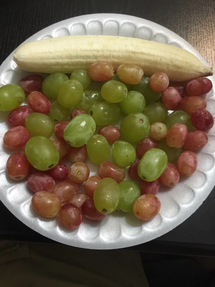 Morning breakfast #banana #greengrapes #redgrapes #fruitplate #eathealthy|Richard Thompsonさん