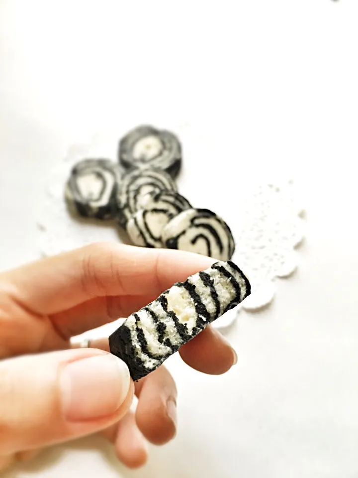 Snapdishの料理写真:Vanilla & bamboo charcoal swirl shortbread|coxiella24さん