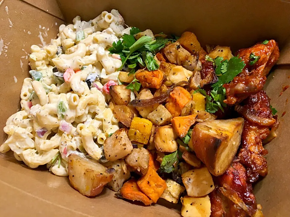 Snapdishの料理写真:Macaroni Salad, Roasted Vegetables and Buffalo Chicken|chan mitsuさん