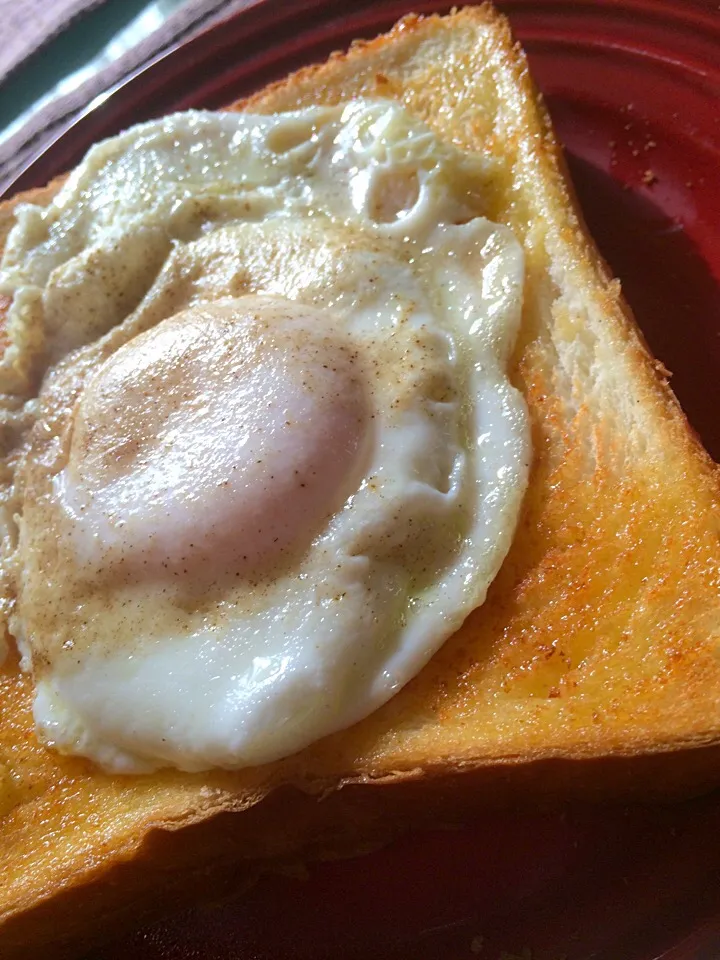 Simple lunch .. Over easy egg on toast|Nigelさん