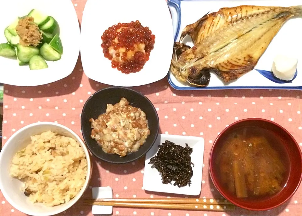 豚味噌きゅうり、いくらおろし、アジの開き、大根の味噌汁、ししゃもキクラゲ、練り梅と刻みミョウガ入り納豆、長ネギとしめじと生姜の炊き込み御飯。|Snack PIYOさん