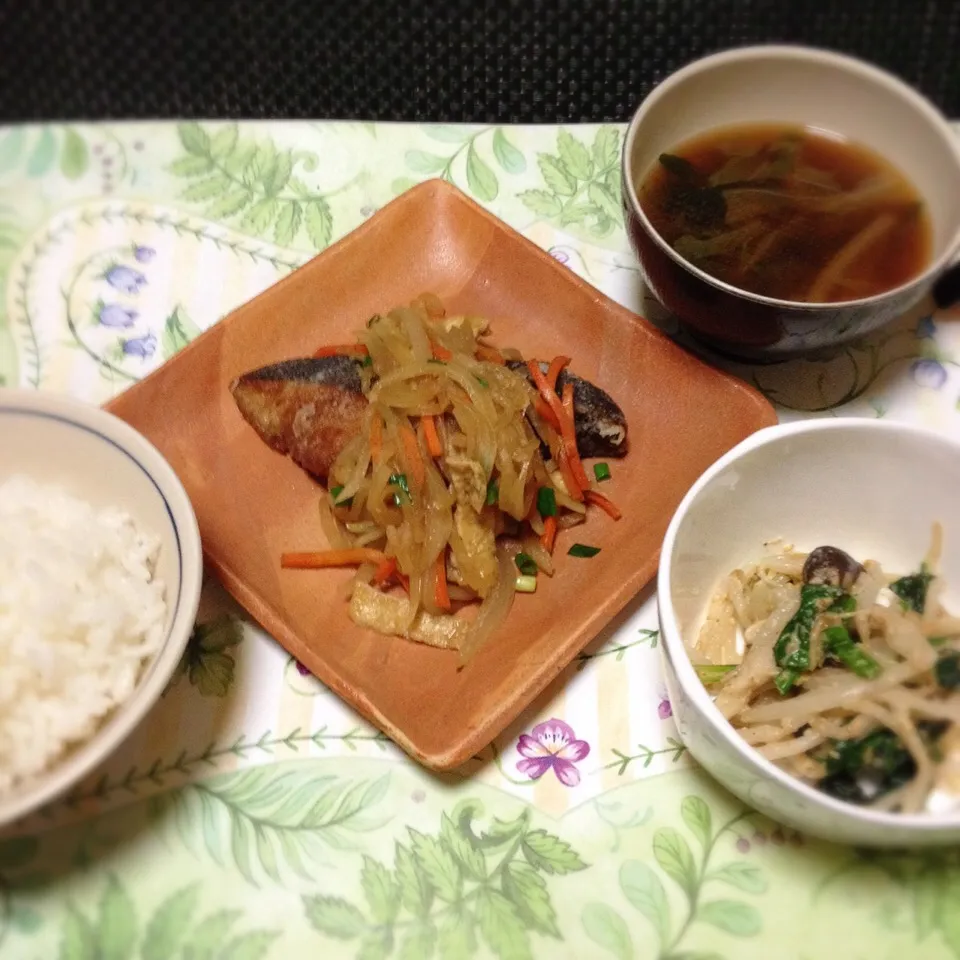 ブリの揚げ焼きたっぷり野菜のせ・白菜としめじとワカメのお味噌汁・もやしとほうれん草のゴママヨ和え|美也子さん