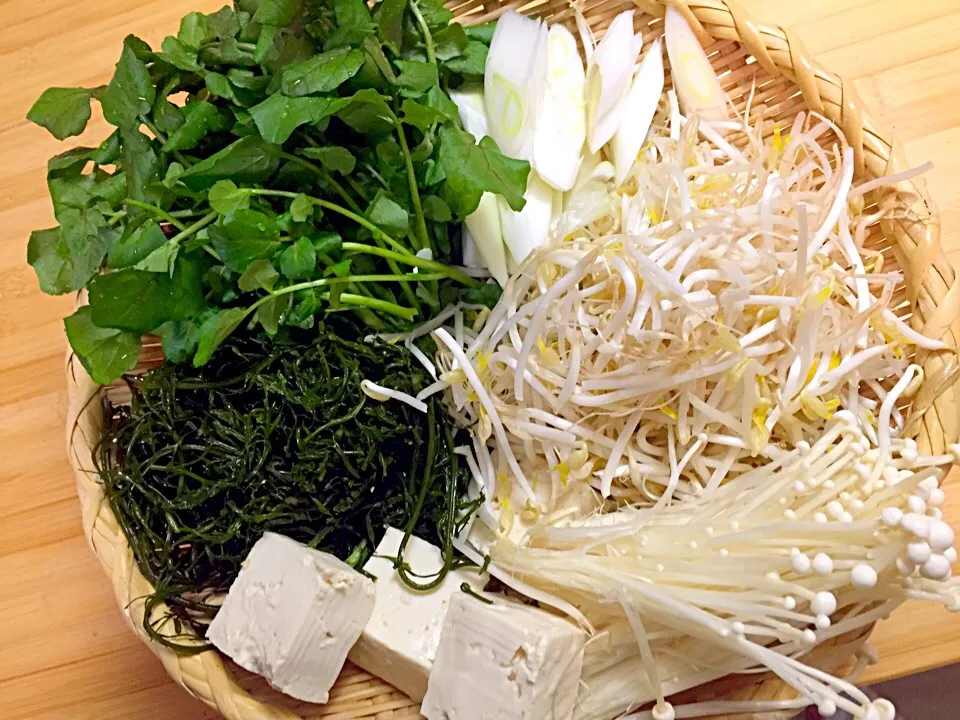 クレソン鍋。生ひじき、豆腐、白ネギ、もやし、豚肉、エノキ|shinoさん