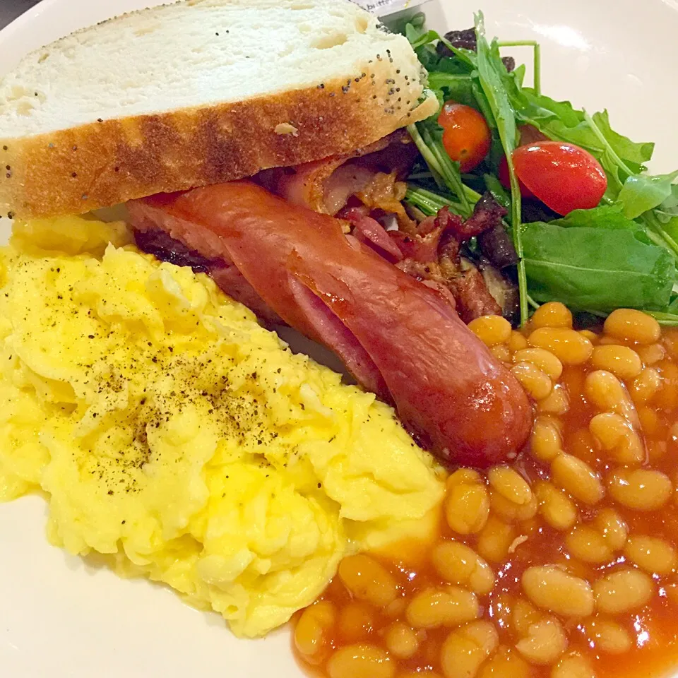 Big Breakfast! Scrambled eggs, bacon, sausage, red beans & salad by the side, with a toast for that extra touch!|Phillis L Boedigheimerさん