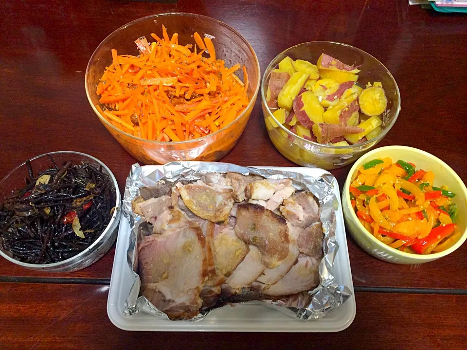 〜常備菜〜
お弁当に🍙
・焼き豚
・ひじきのペペロンチーノ
・サツマイモの柚子煮
・ピーマンのきんぴら
・人参マリネ|♥️さん