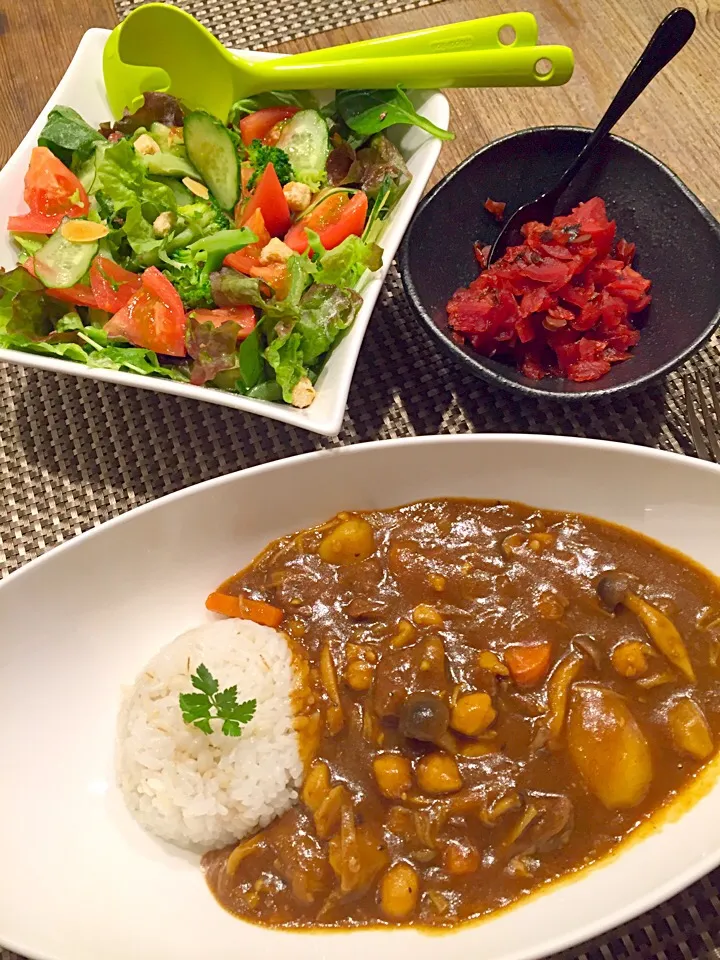 今日は旦那のリクエストでカレー🍛✨キノコとひよこ豆のビーフカレー✨シーザーサラダ🍃|まみりんごさん