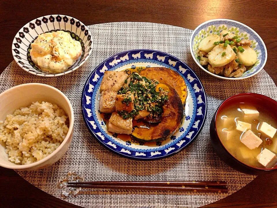 鶏肉のカリカリ焼きかぼちゃ添え ねぎたっぷりソース、えびマヨ、豚肉と里芋のこっくりごま味噌煮、豆腐となめこのお味噌汁、発芽玄米|にゅきさん