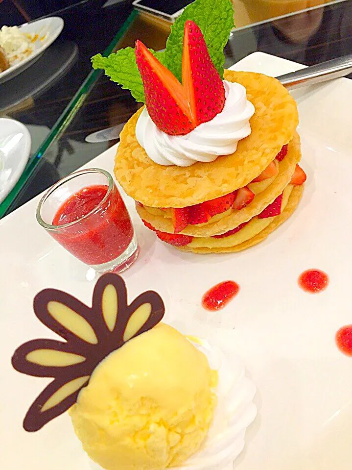 Strawberry crape at EMQUATIER|Punnananさん