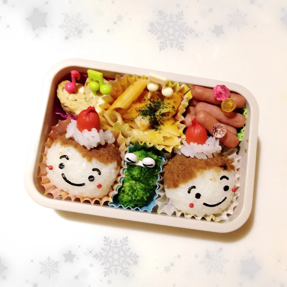 クリスマス🎄ニコニコ兄弟むすび弁当（鶏そぼろ&塩こんぶ）|Makinsさん