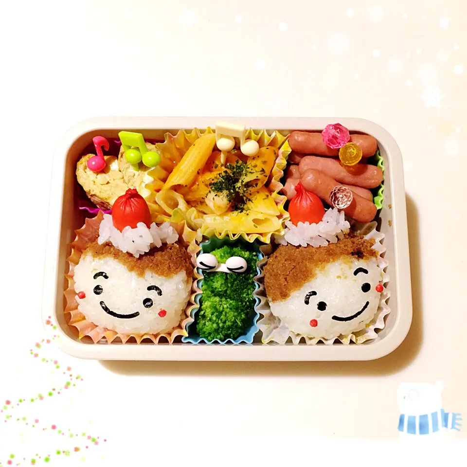 Snapdishの料理写真:クリスマス🎄ニコニコ兄弟むすび弁当（鶏そぼろ&塩こんぶ）|Makinsさん