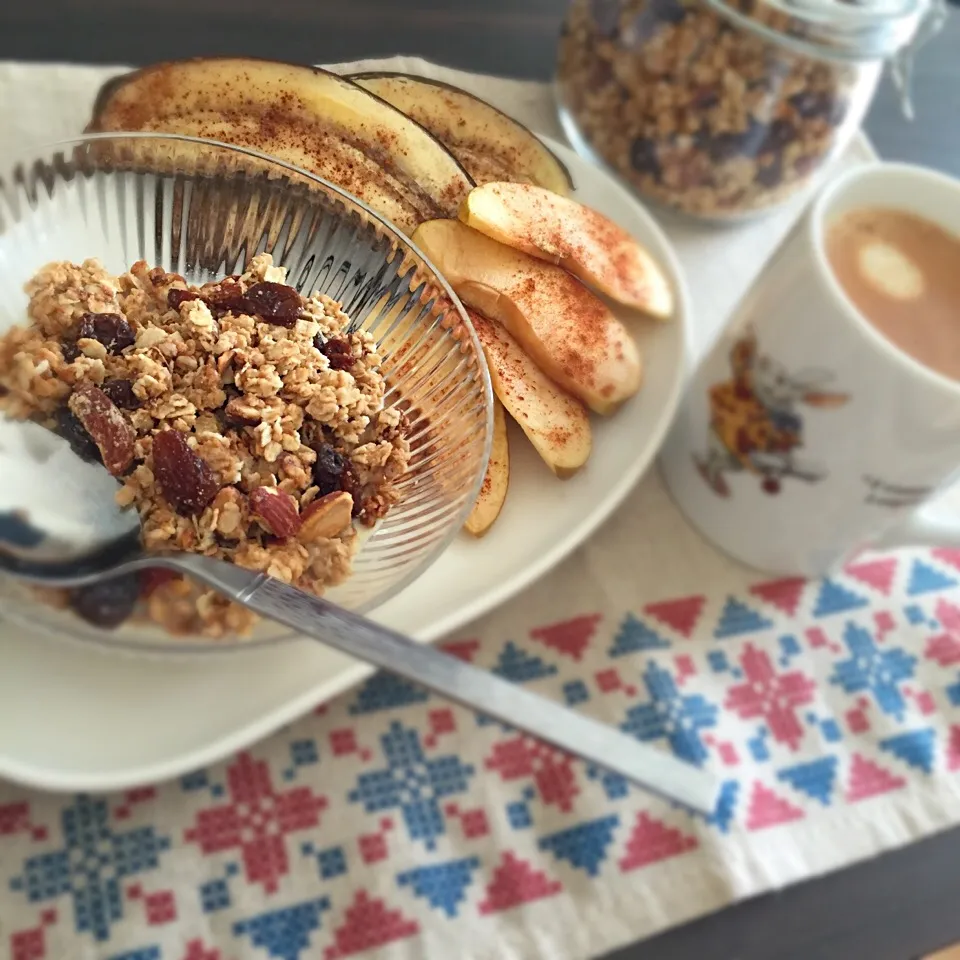 朝食◎ 手作りフルーツグラノーラ❤️焼きフルーツ🍌🍎|しょちちさん