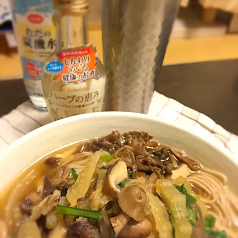 「ハーブの恵み」を使ってみたSnapdishの料理・レシピ写真:キノコたくさんのあったかい蕎麦