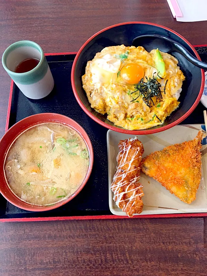 今日のランチは定時
いつもの「ザめしや」にて
親子丼と玉子
鷄香り揚げ／アジフライ
豚汁|takamuraさん