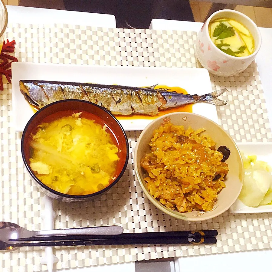 茶碗蒸し。炊き込み御飯。秋刀魚。味噌汁。大根のお漬物|OGIPAINさん