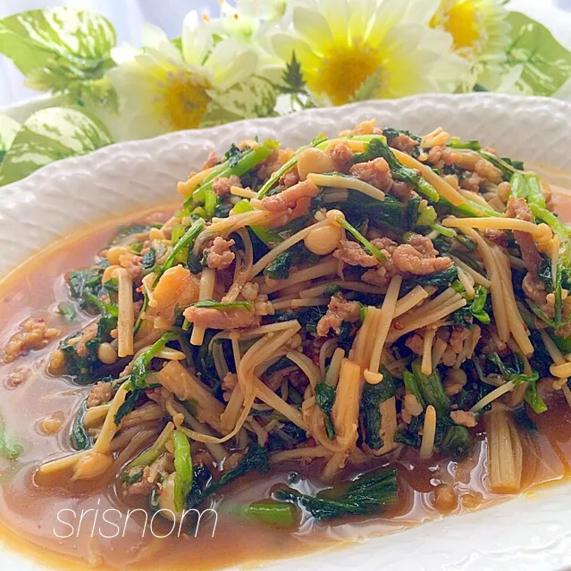 yuuさんの 苦味が和らぐコク旨♡春菊とひき肉の照り焼きマスタード炒め|なおさん