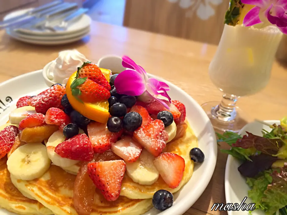 Snapdishの料理写真:パンケーキとピニャコラーダ🍹 カフェカイラにて|mashaさん