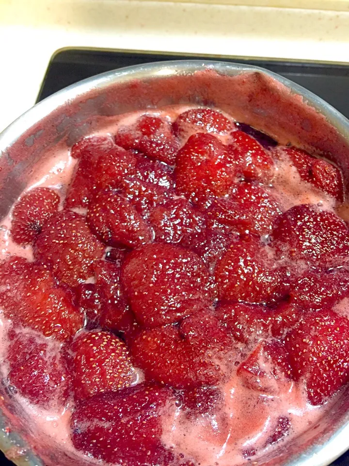 Snapdishの料理写真:Strawberry jam|Jovan Chenさん