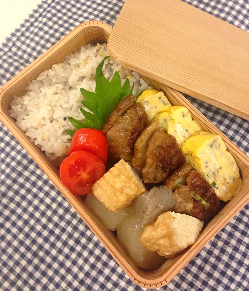 今日のお弁当。しいたけの肉詰め、ちりめんじゃこと大葉の卵焼き、おでんの残り。|Junさん