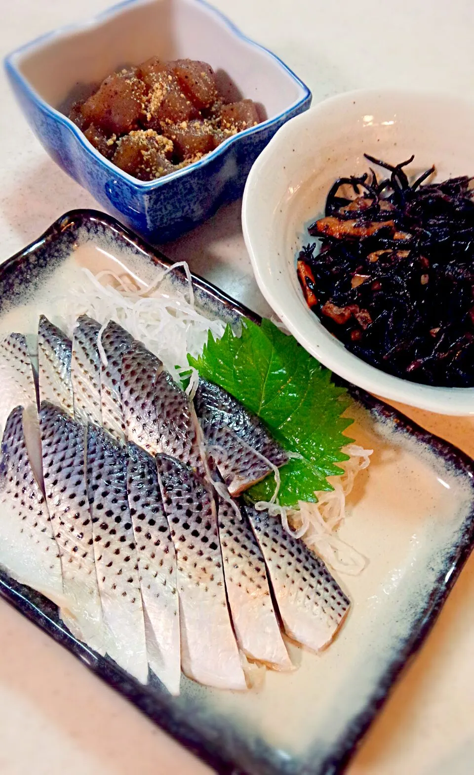 コハダ＆こんにゃくのゴマ煎り煮＆ひじきの煮物♡|ゆっこさん