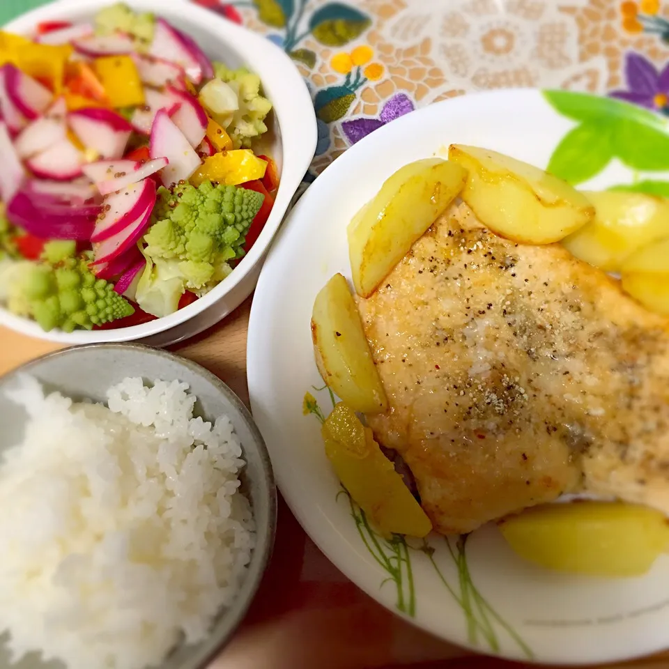 Snapdishの料理写真:鶏胸肉パルメザンチーズ焼き
温野菜サラダ|ゆんみさん