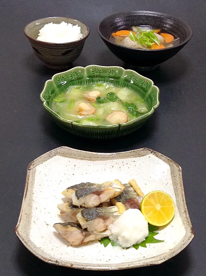 今晩は、鯵の塩焼き、白菜と帆立の炒め煮、根菜たっぷり秋刀魚もつみれ汁、ご飯

長崎県産の鯵は、美味しさと食べやすさにこだわり、二度振り塩をして美味しさを引き出し、小さめの切り身にしてさっと焼いてあります。

根菜と秋刀魚のコクと旨味がしみわたり、生姜がきいて温まるつみれ汁は、鉄やカルシウムや秋刀魚の脂も摂れ、根菜の食物|akazawa3さん