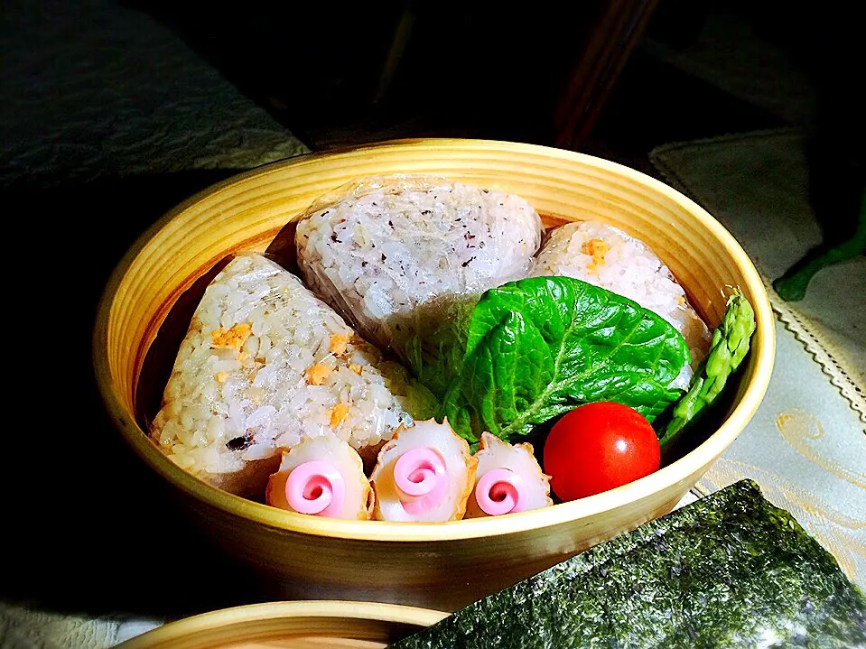 テストが終わり今日は鑑賞行事だけ‼︎
シンプルおにぎり弁当♪|72roseさん