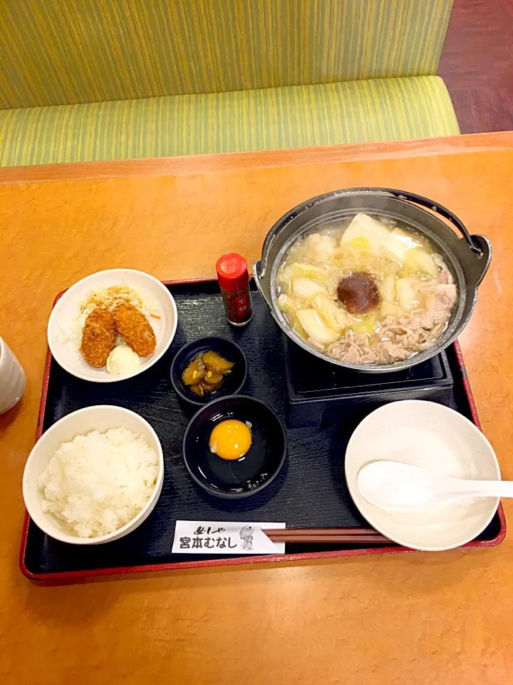 今日のランチは「宮本むなし」
🍲みぞれ鍋
     カキフライ
     玉子かけごはん|takamuraさん