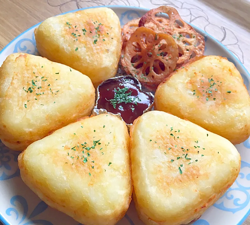 咲きちゃんさんの料理 オツな肴🍶シリーズ😁⑧モッチモチ✨カマンベールいももち
おにぎり作る型で♪
➕蓮根の素揚げ|sulleyさん