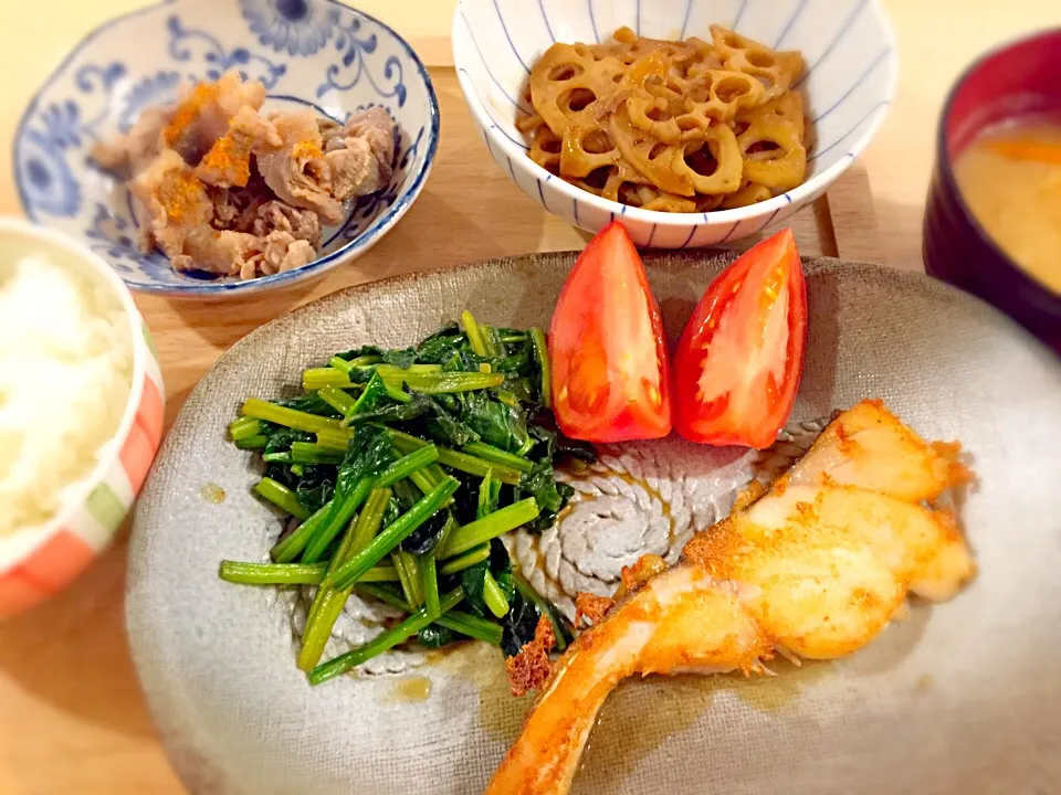 タラのムニエル❓🍀ほうれん草のソテー🍀キンピラれんこん🍀牛スジの炊いたの🍀キャベツのお味噌汁|mochaさん