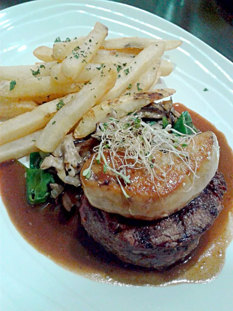 beef medallion steak with foie gras|bonnieさん