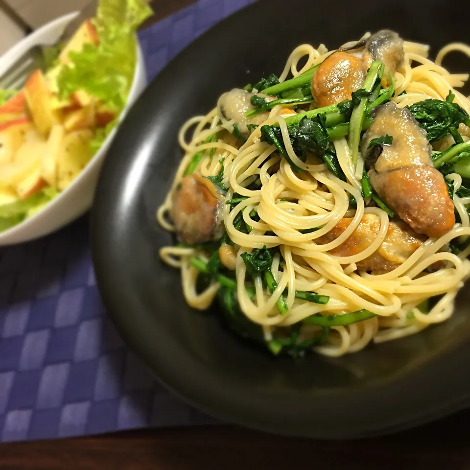 夕食◎ 牡蠣と春菊のペペロンチーノ 林檎とセロリのサラダ|しょちちさん