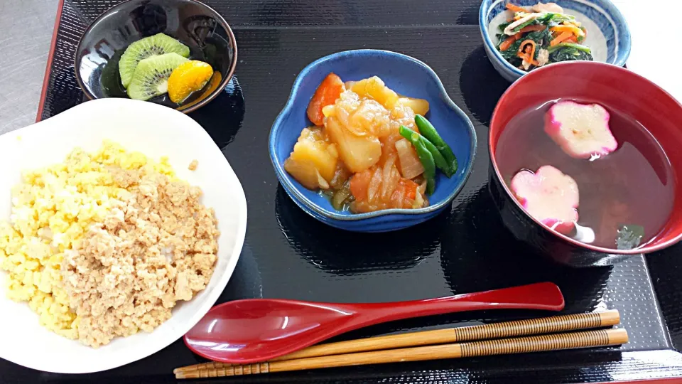 Snapdishの料理写真:本日のシルバーズランチ☀🍴
♯そぼろ丼♯じゃが煮♯シーチキンとほうれん草のおひたし♯お吸い物|KINAKOさん