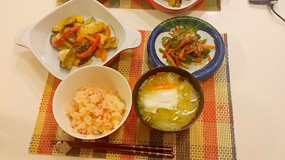 今日の夕食　めかじきとなすのポン酢炒め、ピーマンとにんじんのきんぴら、トマトの塩麹炊き込みご飯、白菜とにんじんの落とし卵味噌汁|pinknari🐰🌈さん