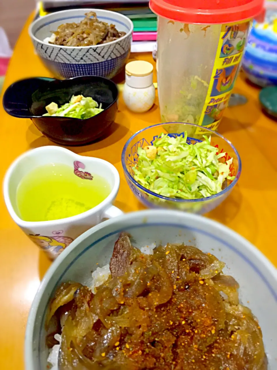 牛丼  キャベツとレタスのシーザーカレー風味のシャカシャカサラダ|ch＊K*∀o(^^*)♪さん