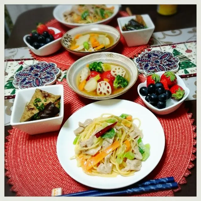 Snapdishの料理写真:和風ネギ豚パスタ
厚揚げと茄子煮
根菜たっぷりスープ
苺、葡萄|misaさん