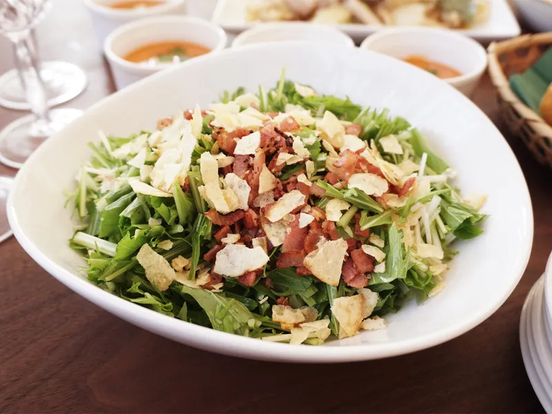 ポテトチップスが合う！水菜とベーコンのカリ旨サラダ #AllAbout|All About 料理レシピさん