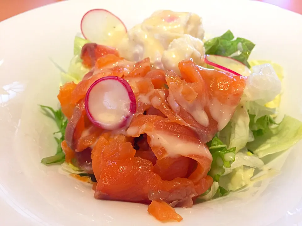 Smoke salmon salad|yeni kartikasariさん