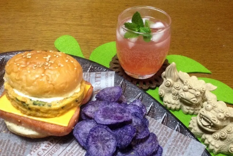 Snapdishの料理写真:✨Okinawan burger...沖縄のバーガー😋ゴヤ入りです✨アッチさんの料理 🍔ぬーやるバーガー @ ジェフ沖縄【再現】&  くらトニック🍹アーチさんサンキュー♪( ´▽｀)美味しいかった✨|🌺Sanntina🌺さん