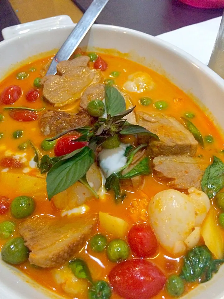 Red Curry with Roast Duck, Lychee, Pineapple, and Tomatoes/แกงเผ็ดเป็ดย่าง|SaSaさん