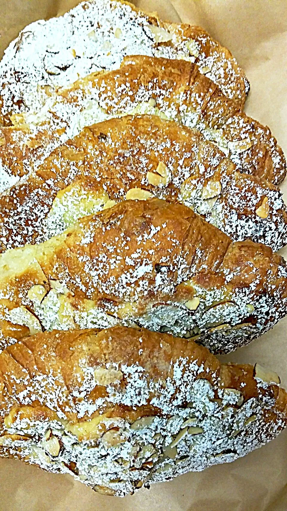 Almond Crossiants from Pinky's Bakery #almond #crossiants #sweet #sugar #yummy #bakery #bread #frenchcuisine|Evangelina Guevaraさん