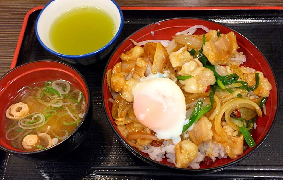 Snapdishの料理写真:牛もつ焼き丼|るみおんさん